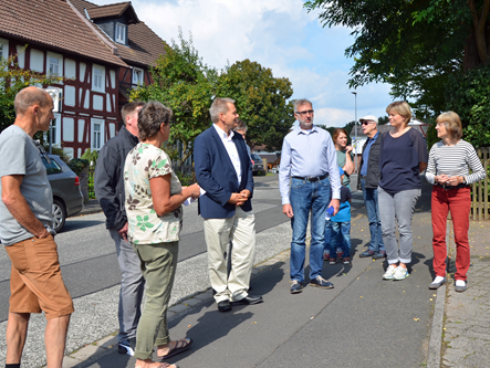 Oberbürgermeister Dr. Thomas Spies (4. v. l.) war gemeinsam mit Ortsvorsteher Lothar Böttner (5. v. l.) und Andrea Heilmann vom Projekt „Gesunde Stadt“ (2. v. r.) mit Einwohnerinnen und Einwohnern im östlichen Stadtteil unterwegs. (Foto: Stadt Marburg, Philipp Höhn)